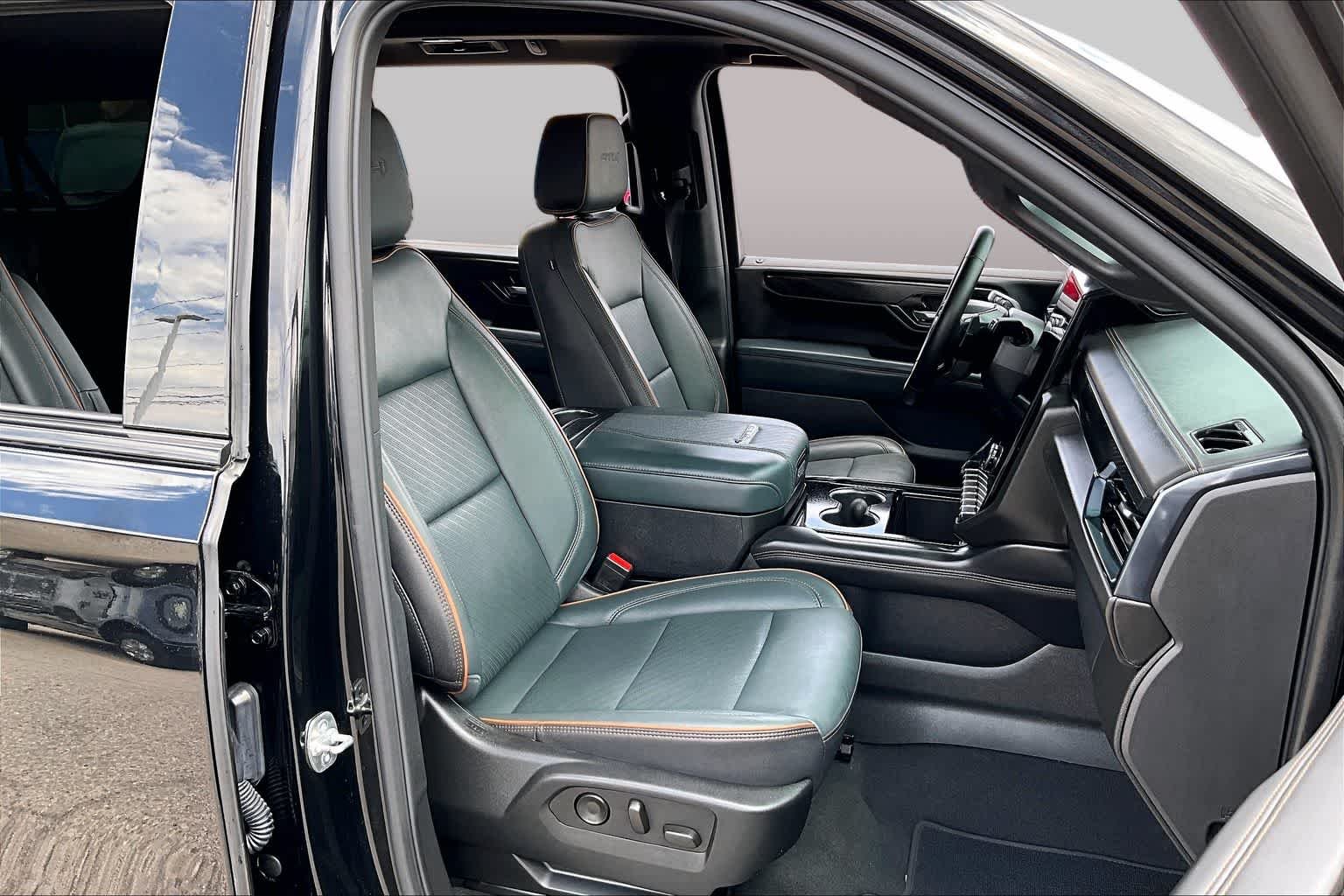 Used 2025 Onyx Black GMC AT4 image 9