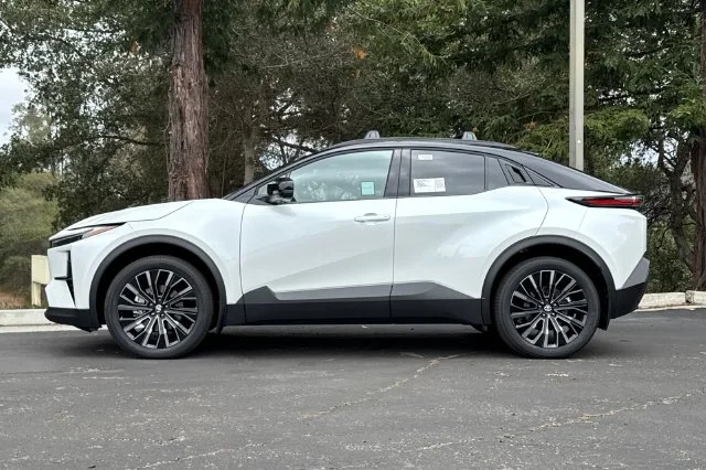 New 2026 Wind Chill Pearl with Midnight Black Metallic roof <sup>1</sup> Toyota  XSE image 7