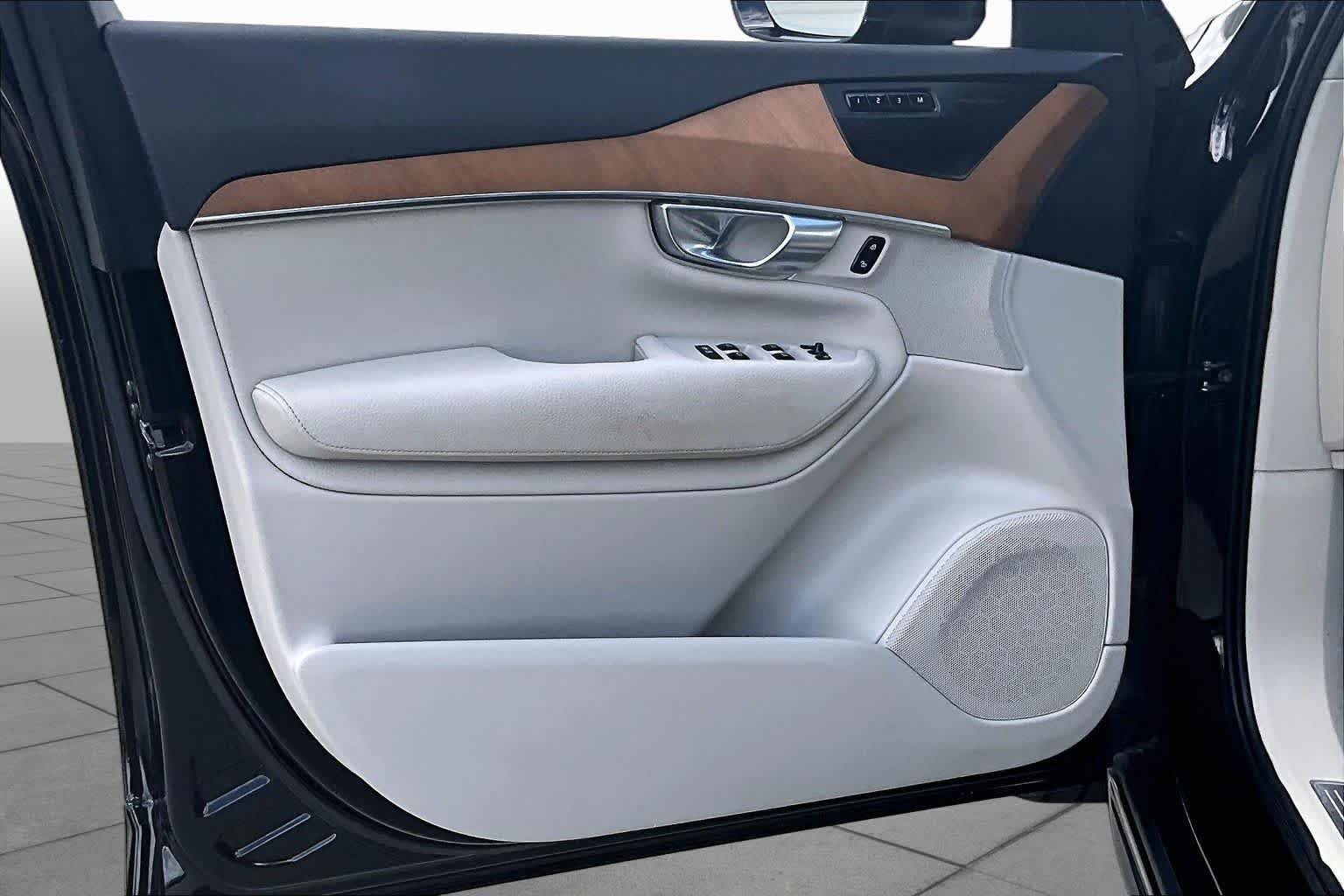 Used 2022 Onyx Black Metallic Volvo Momentum image 24