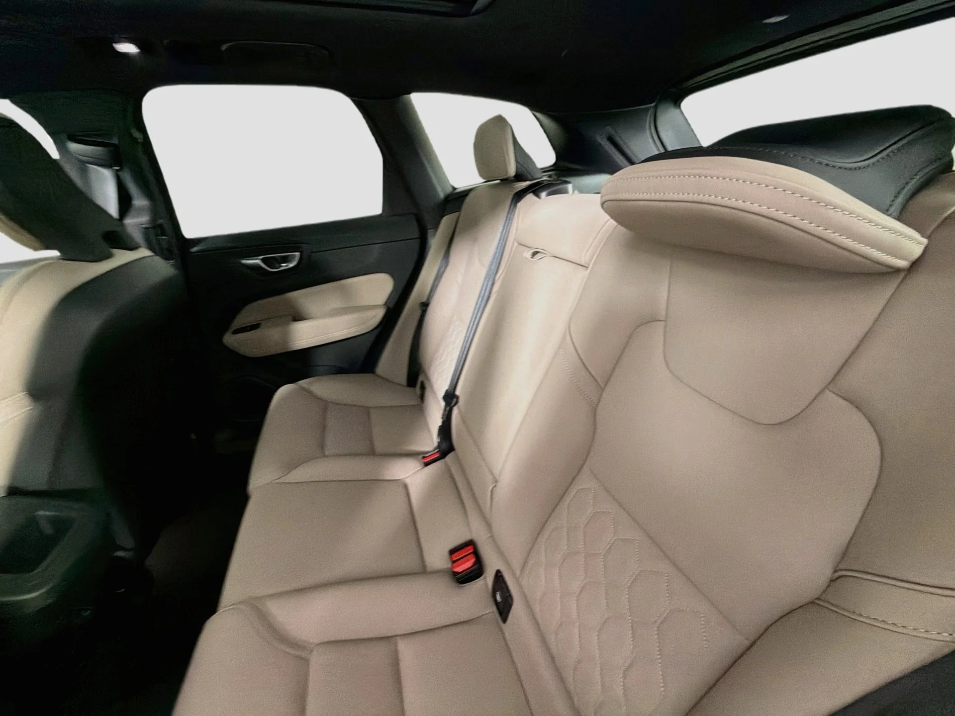 New 2027 Vapour Grey Volvo Plus image 25