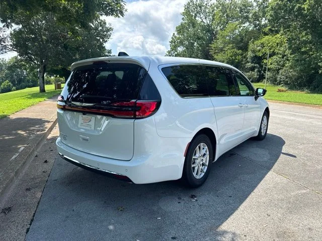 Used 2026 White Chrysler Select image 8