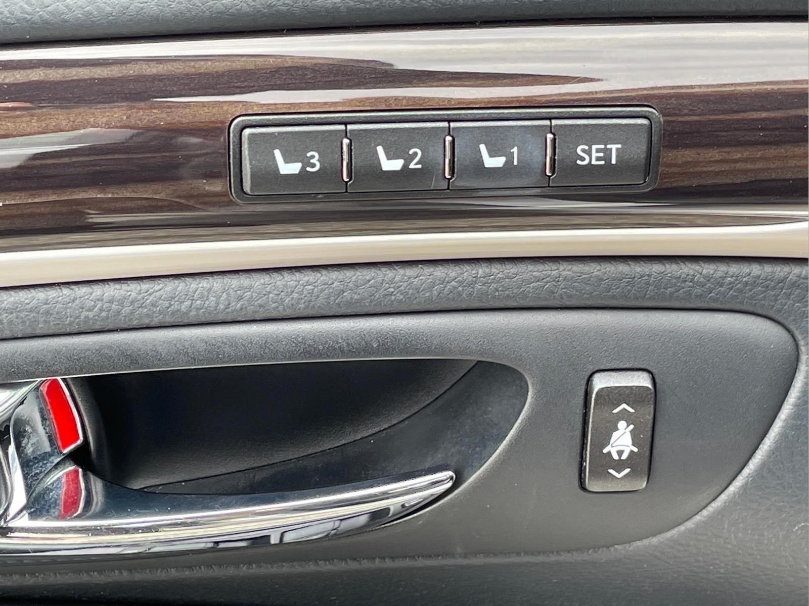 Used 2015 Liquid Platinum Lexus COMFORT image 17