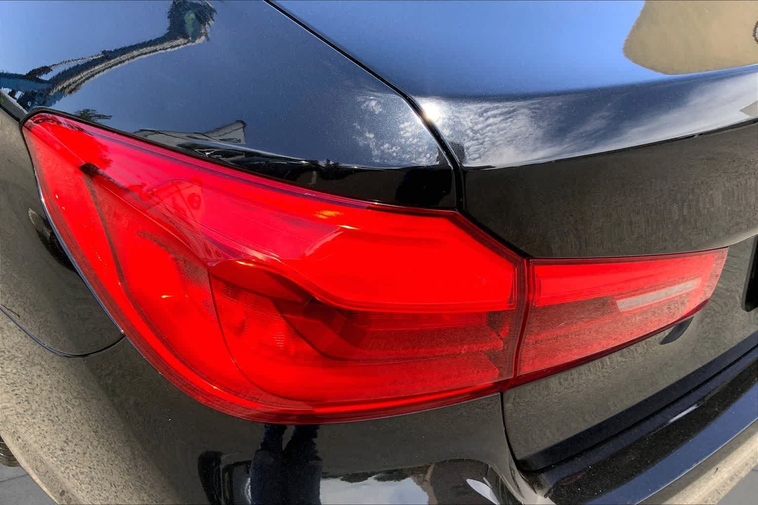 Used 2018 Black Sapphire Metallic BMW 530e xDrive iPerformance image 27