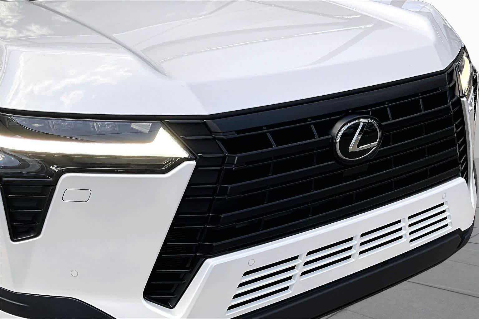 Used 2025 Eminent White Pearl Lexus Premium image 29