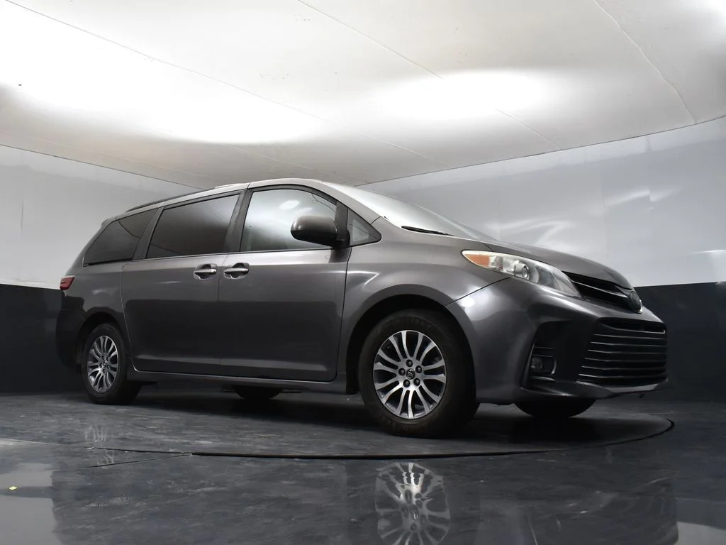 Used 2018 Gray Toyota XLE image 7