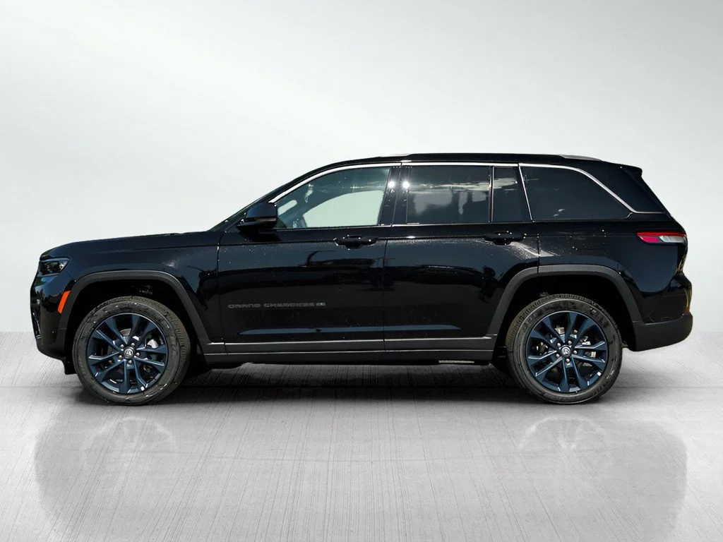 New 2026 Diamond Black Crystal Pearlcoat Jeep Limited image 4