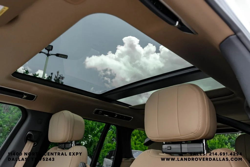 New 2026 Fuji White Land Rover SE image 4