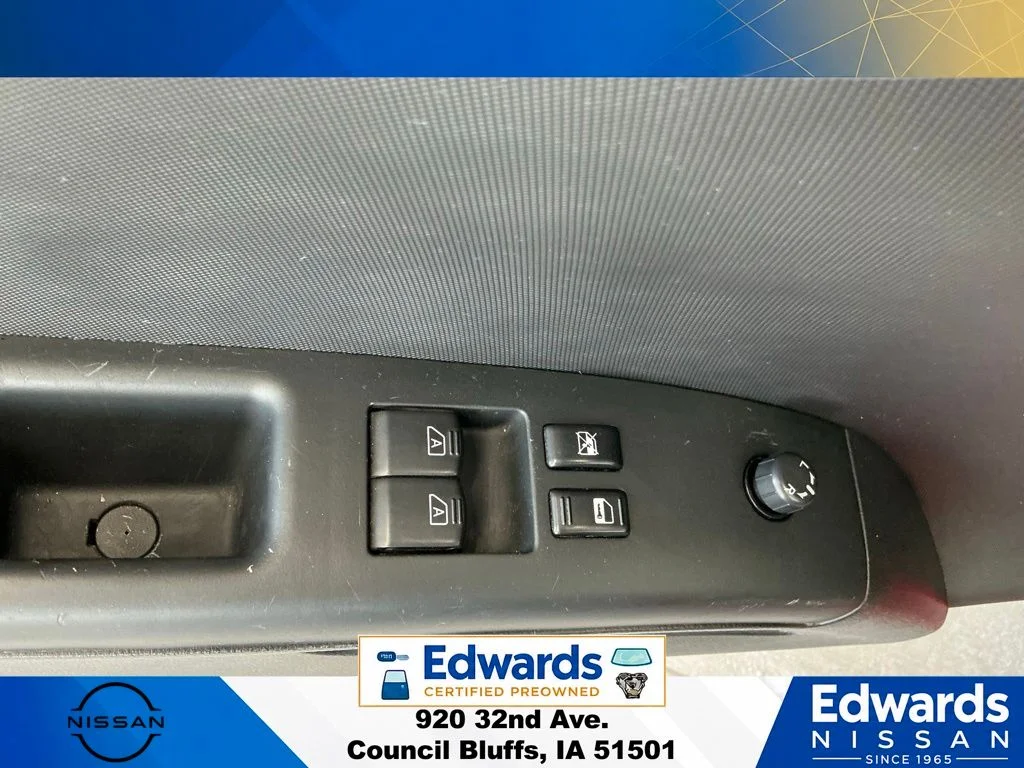 Used 2005 Red Nissan Grand Touring image 16
