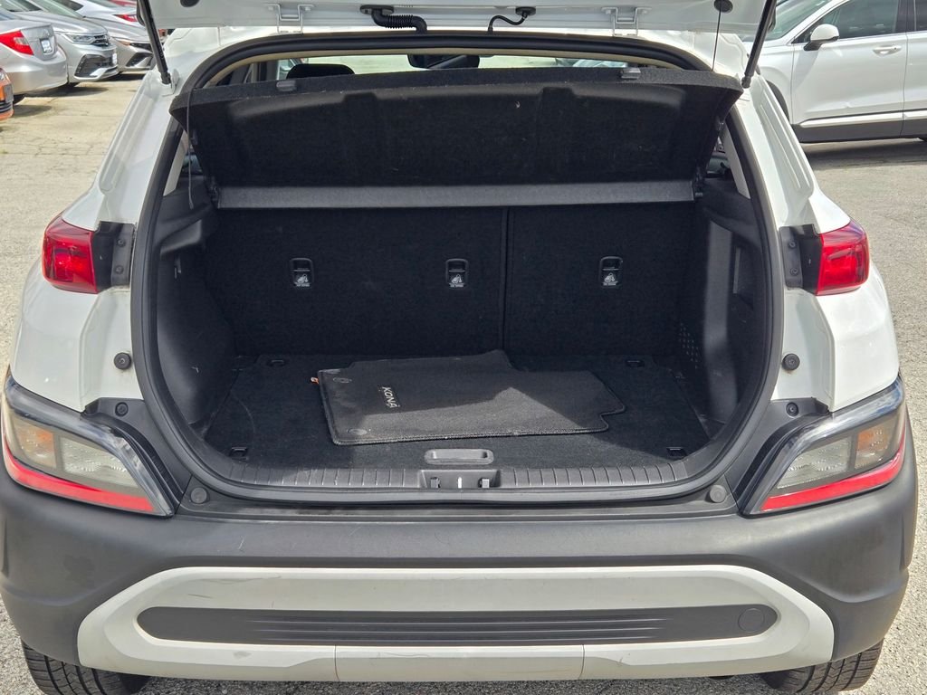 Used 2022 White Hyundai SE image 20