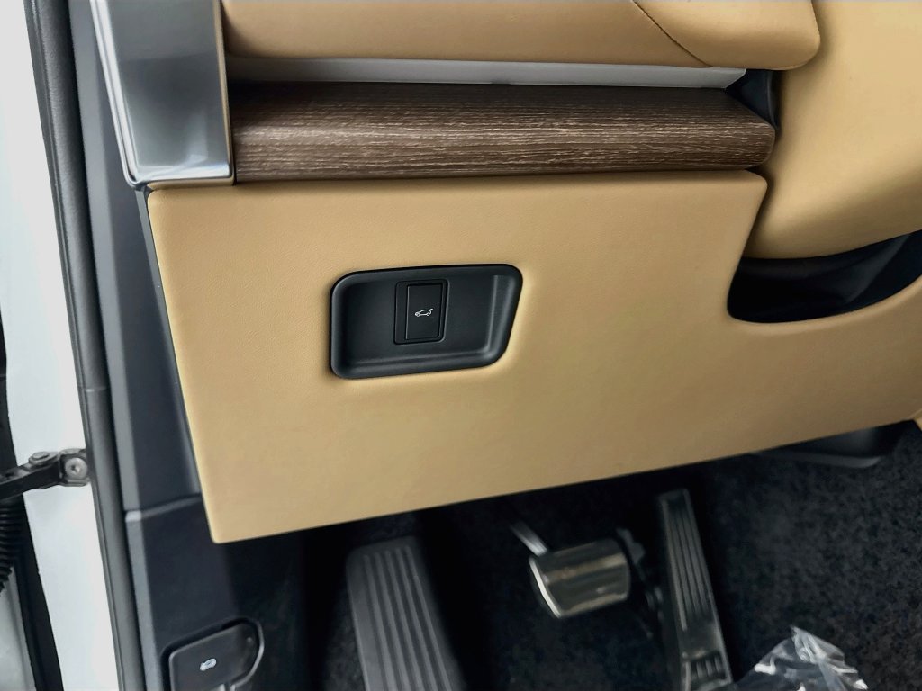 Used 2025 White Land Rover SE image 10