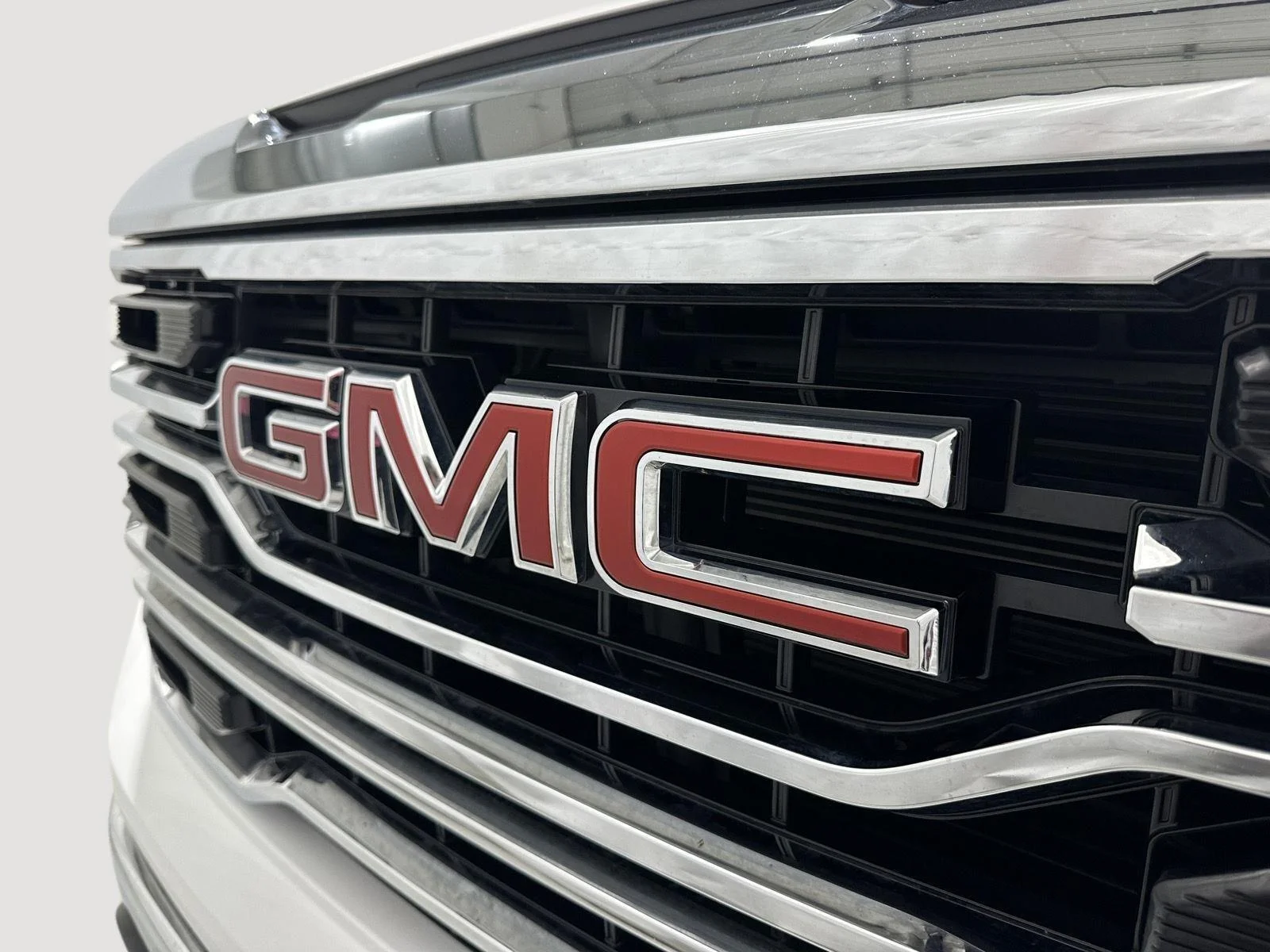 Used 2025 Summit White GMC SLT image 29