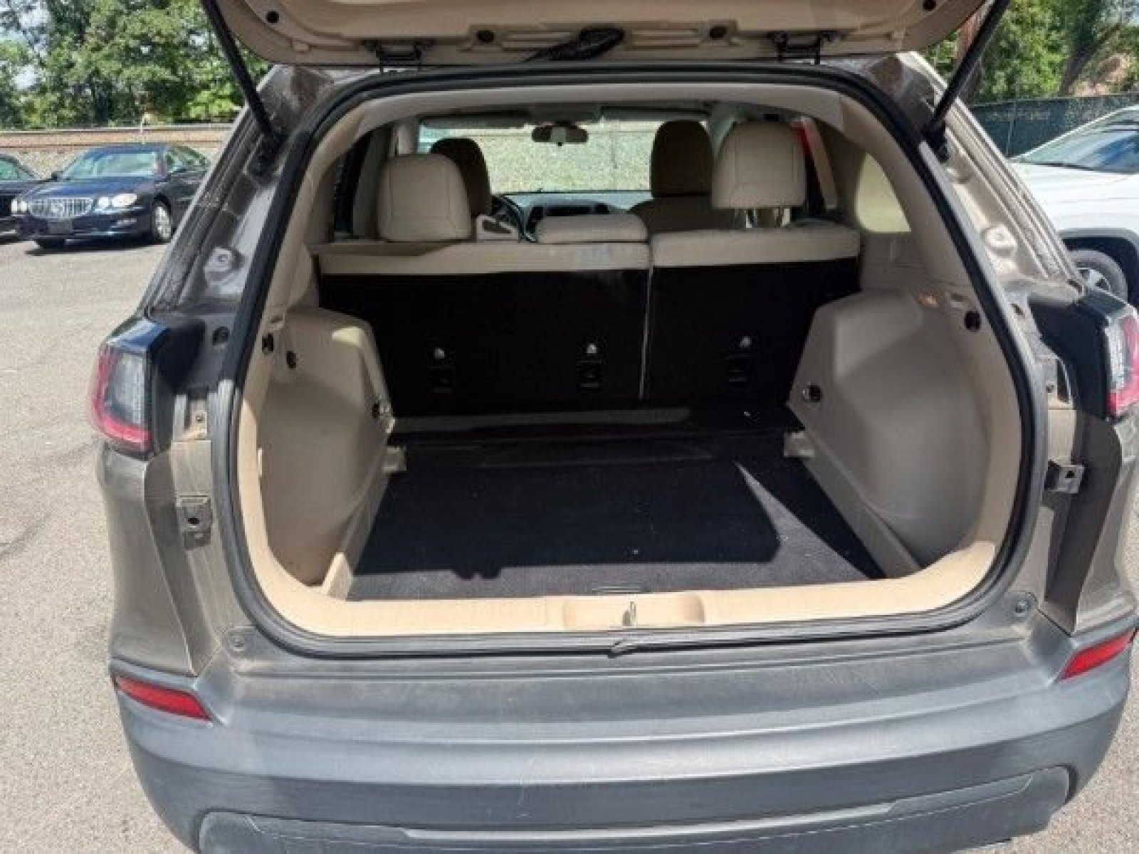 Used 2019 Light Brownstone Pearlcoat Jeep Latitude image 5