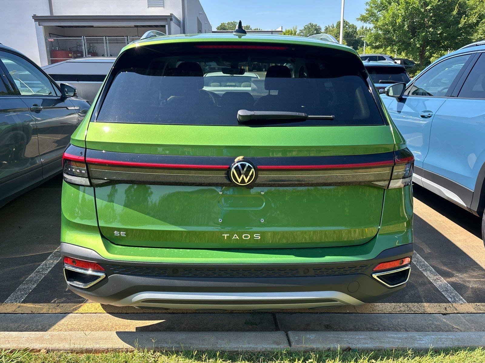 New 2026 Bright Moss Green Metallic Volkswagen SE image 4