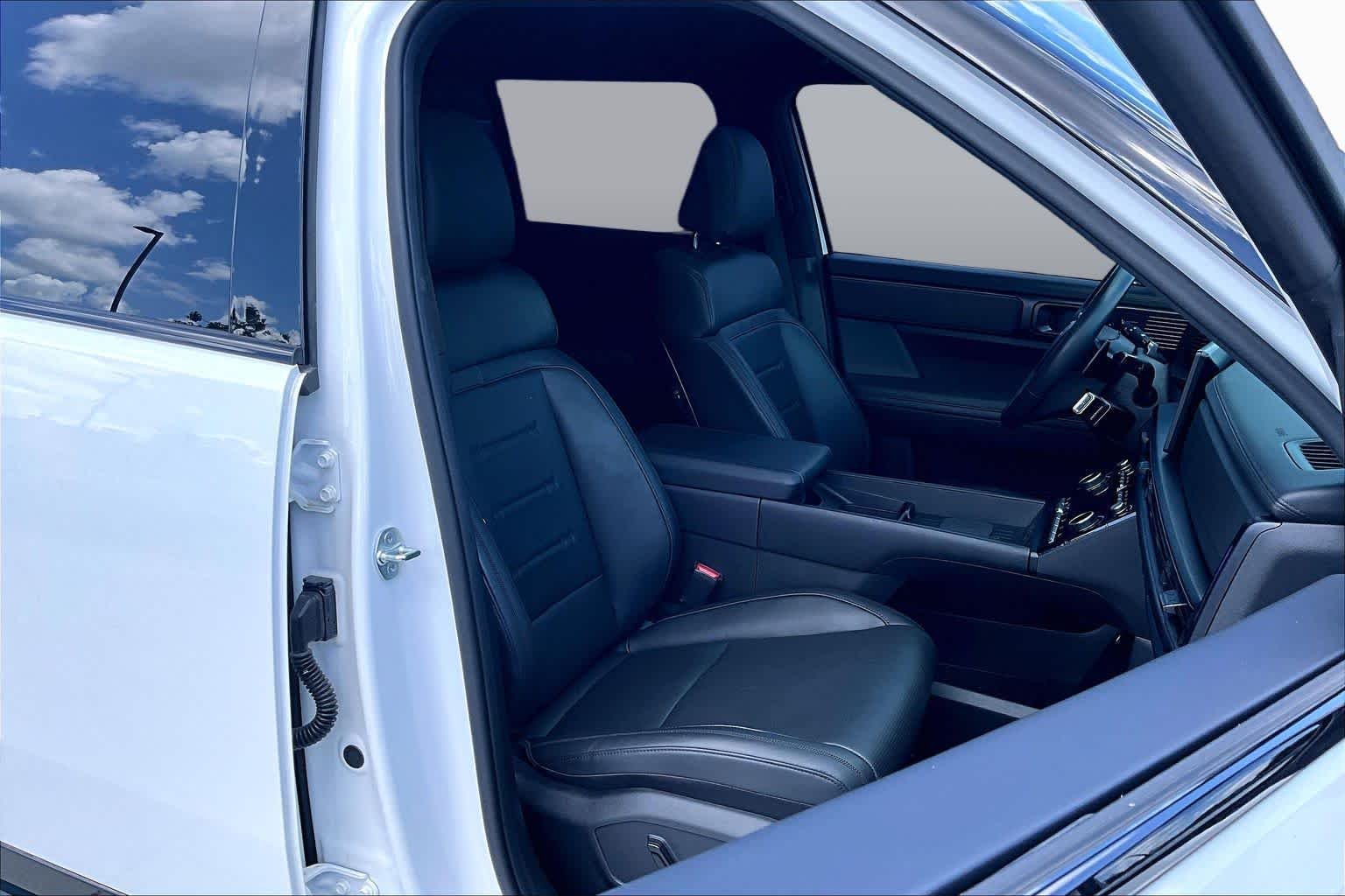 Used 2025 Serenity White Hyundai Calligraphy image 9