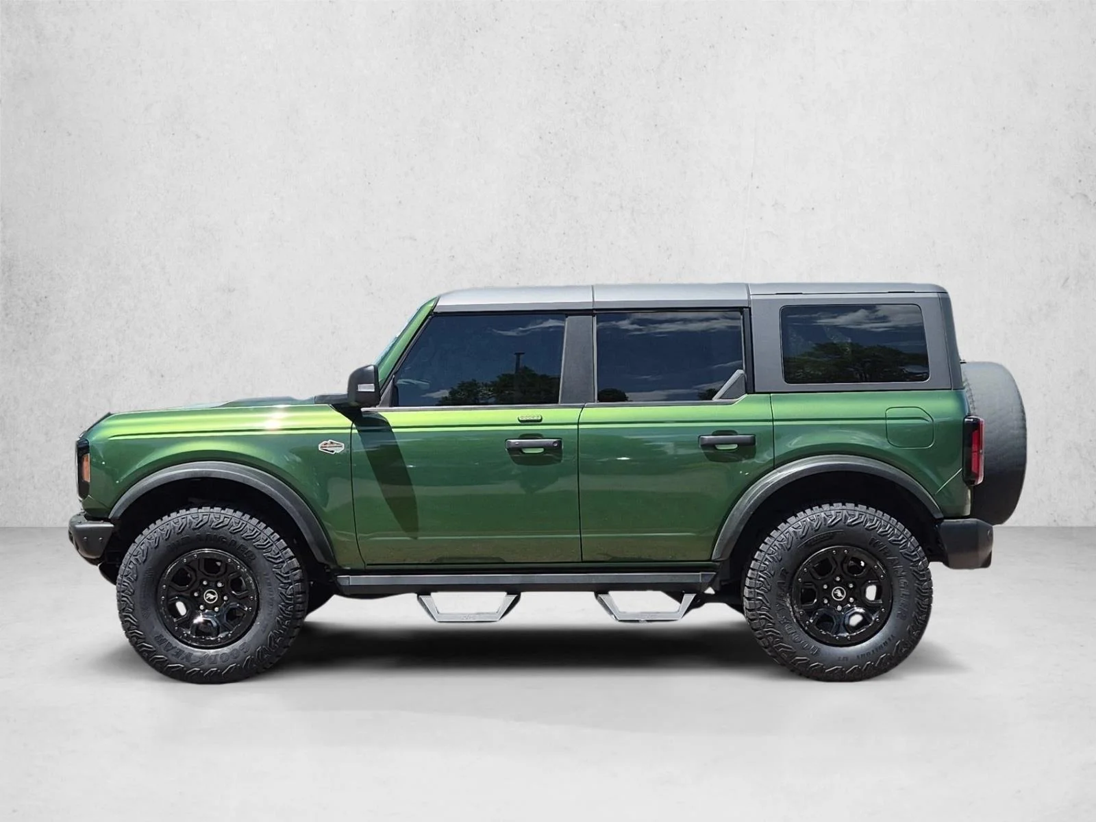 Used 2023 Eruption Green Metallic Ford Wildtrak image 9