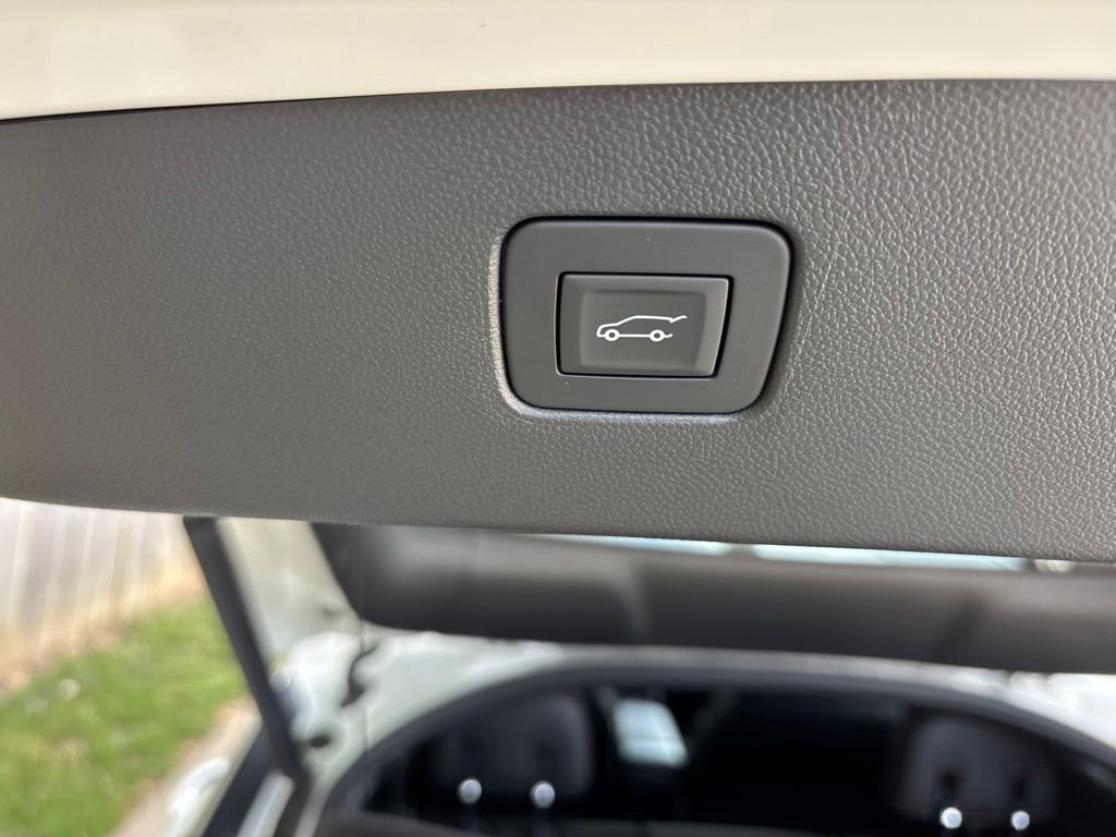Used 2025 White Buick Avenir image 40