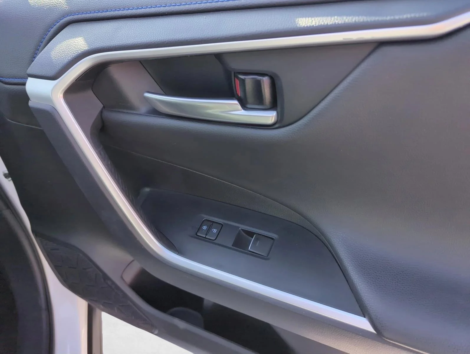 Used 2024 Wind Chill Pearl/Midnight Black Metallic Toyota Hybrid XSE image 24