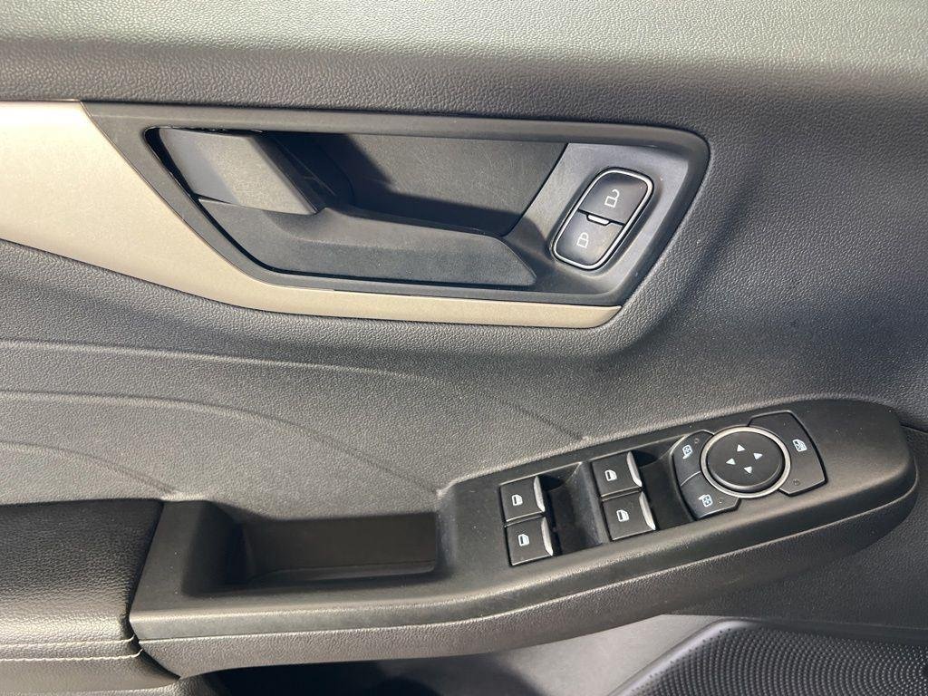 Used 2022 White Metallic Ford SE image 15