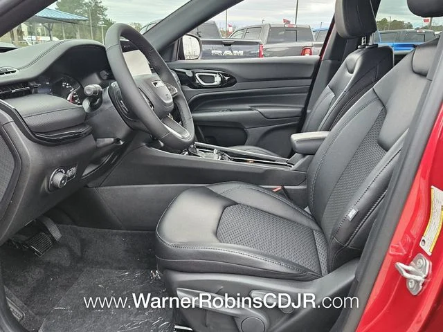New 2026 Red Hot Pearl-Coat Exterior Paint Jeep Latitude image 5