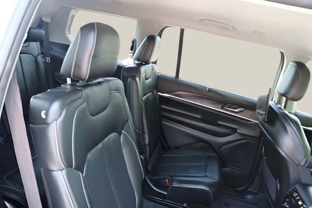 Used 2023 Silver Jeep Limited image 20