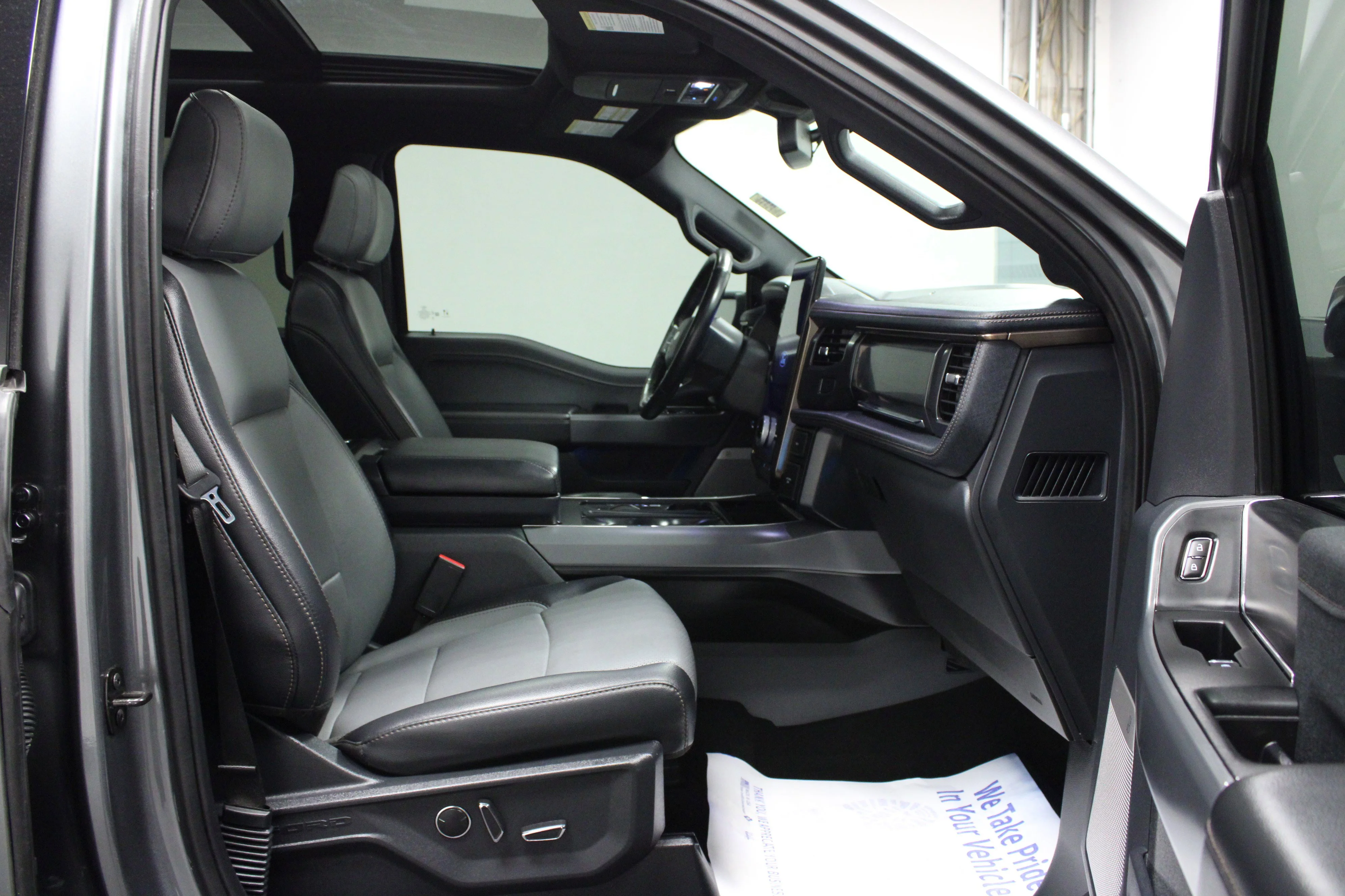 Used 2024 Carbonized Gray Metallic Ford Lariat image 16
