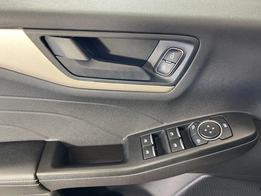 Used 2022 White Metallic Ford SE image 15