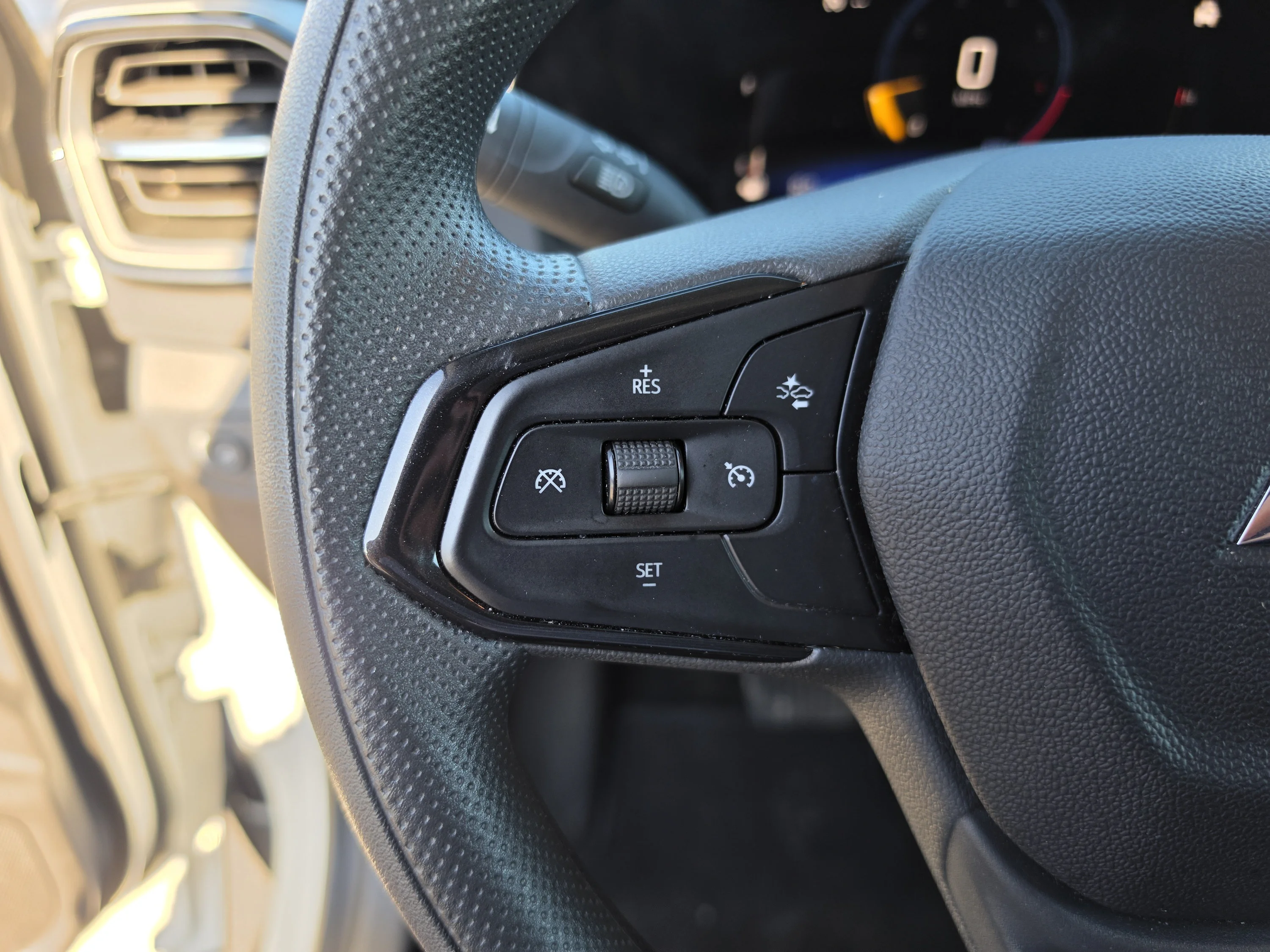 Used 2025 Summit White Chevrolet LT image 31