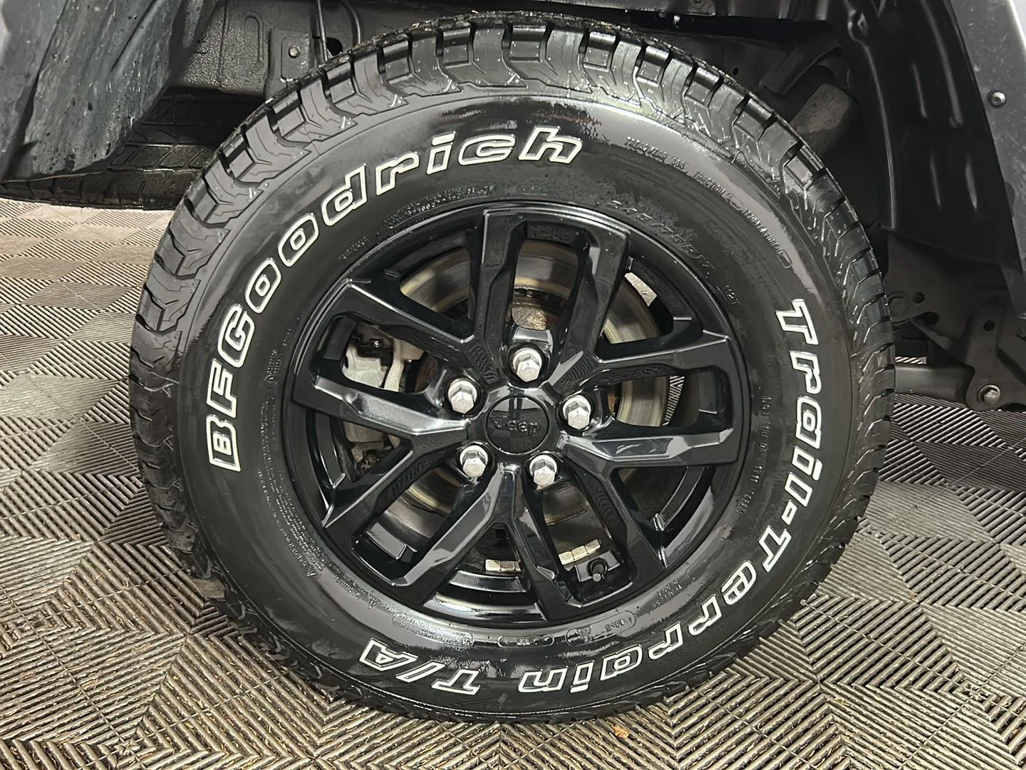 Used 2021 Granite Crystal Metallic Clearcoat Jeep Sport S image 2