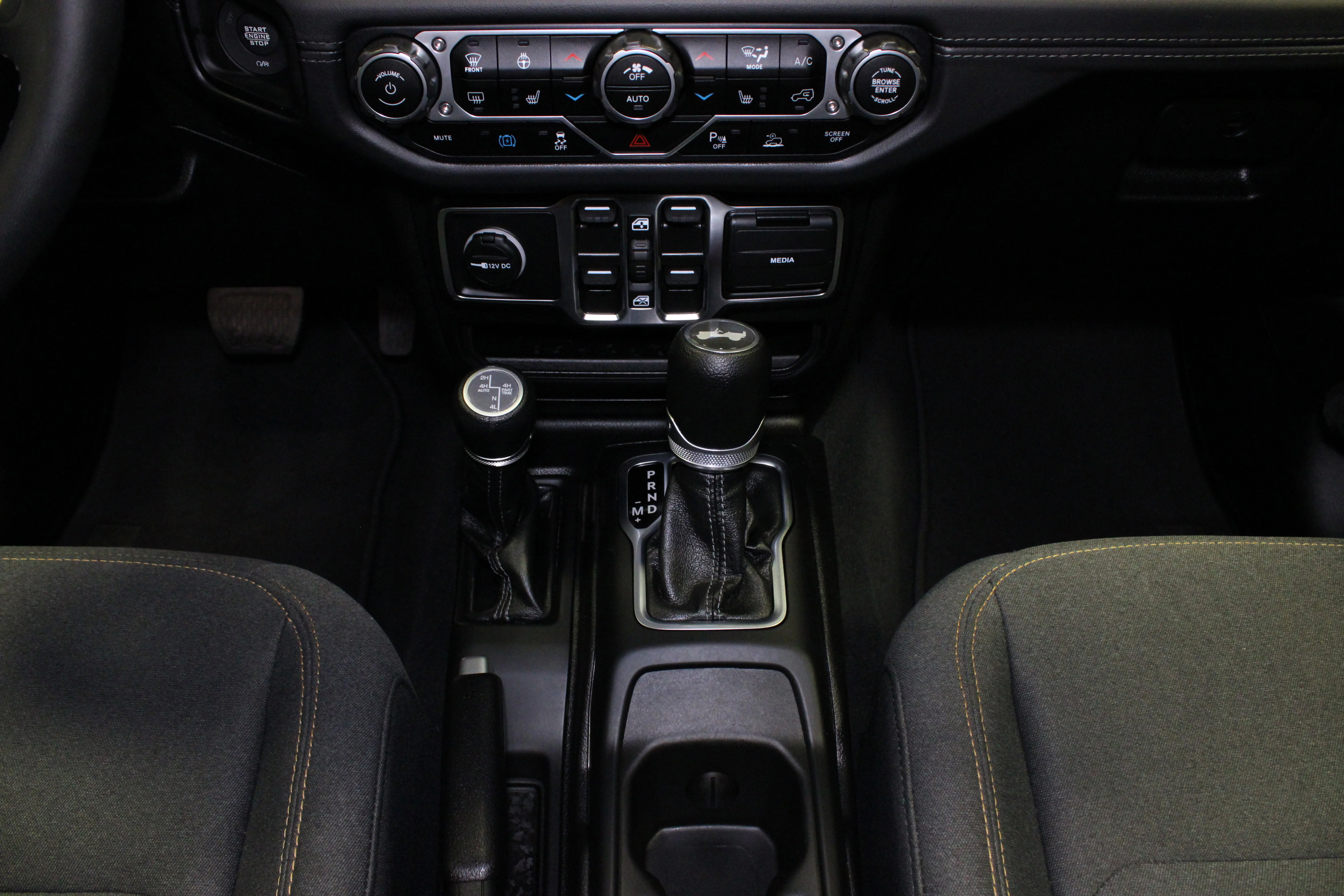 Used 2025 Granite Crystal Metallic Clearcoat Jeep Sahara image 20