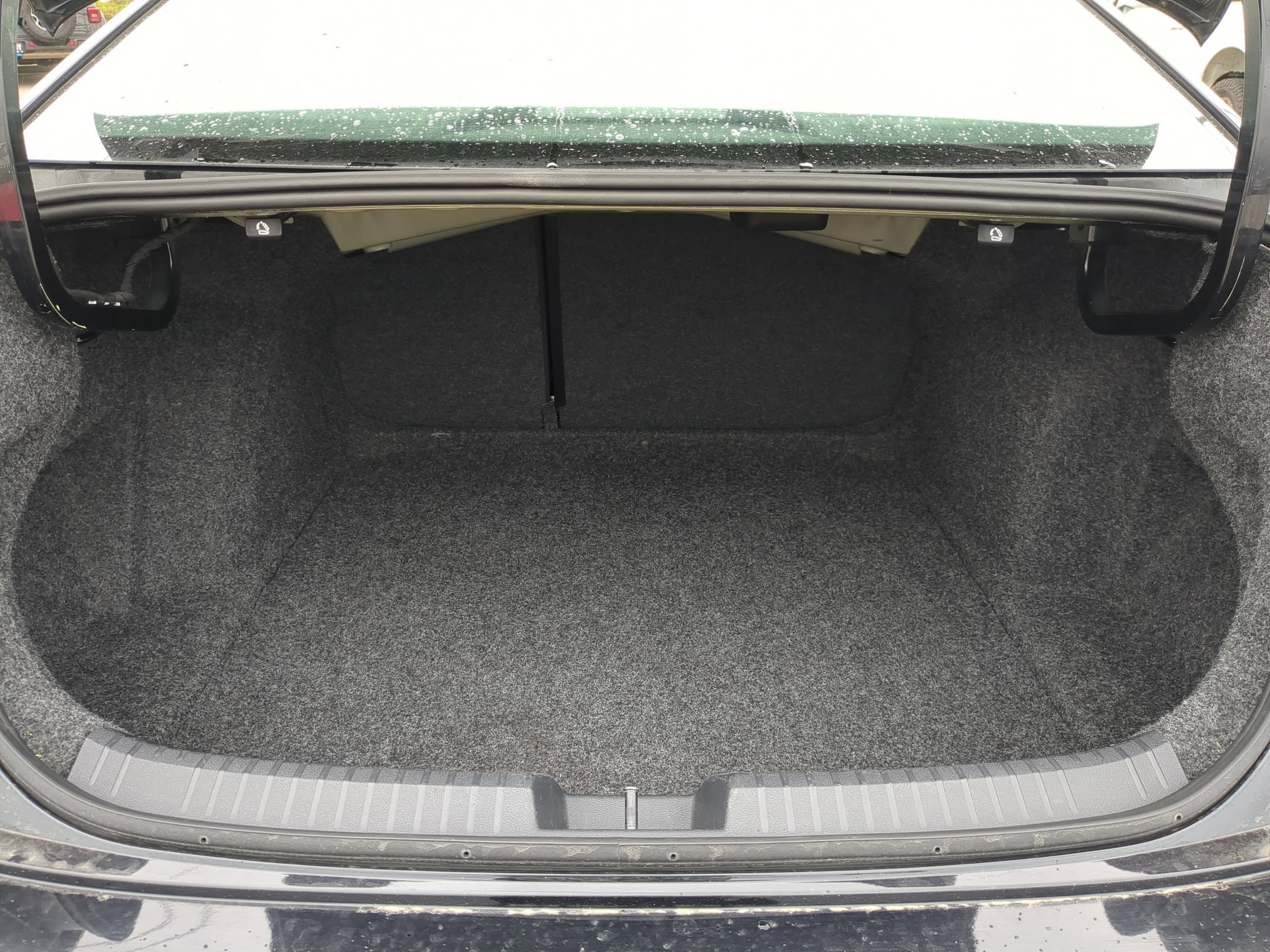 Used 2025 Gray Volkswagen SE image 28