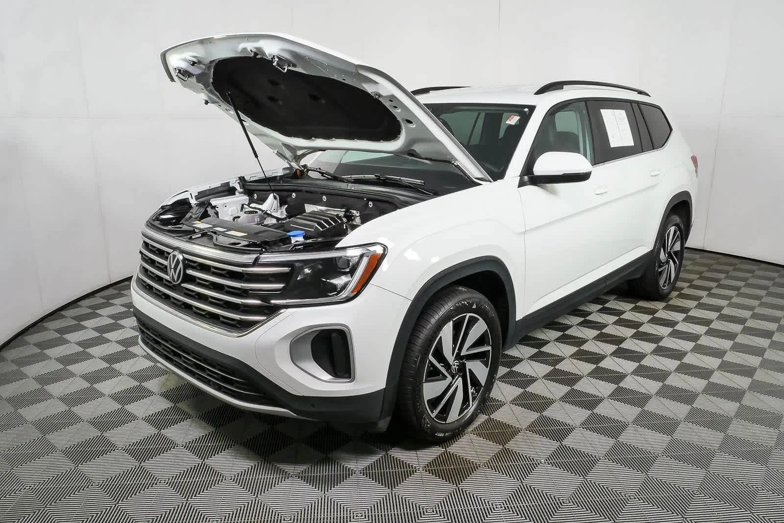 Certified Used 2025  VOLKSWAGEN SE image 32