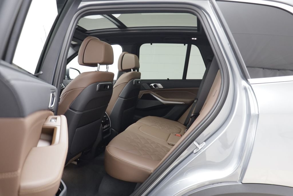 New 2026 Skyscraper Grey Metallic BMW xDrive50e image 15