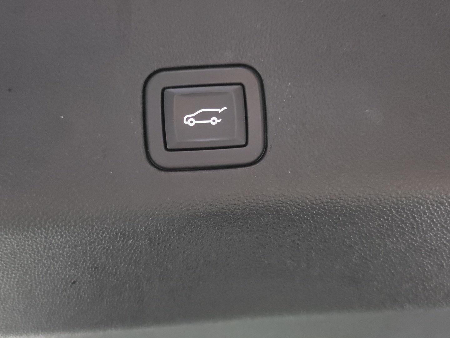 Used 2024 Iridescent Pearl Tricoat Chevrolet Premier image 4