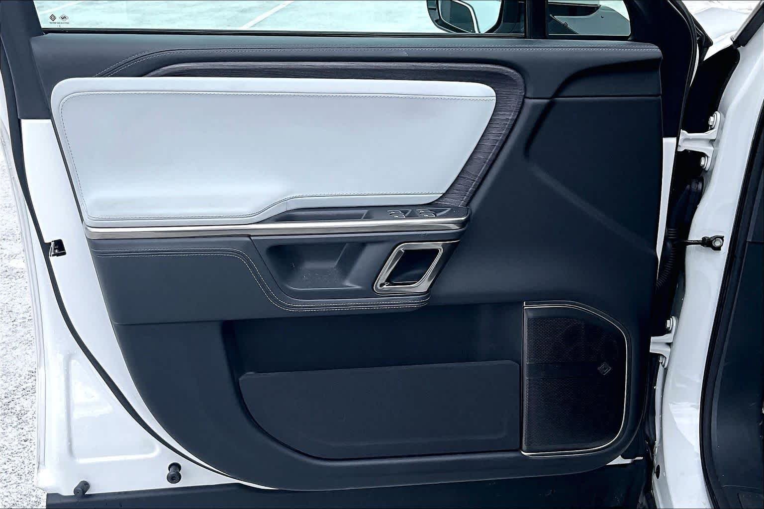 Used 2023 Glacier White Rivian Launch Edition image 20