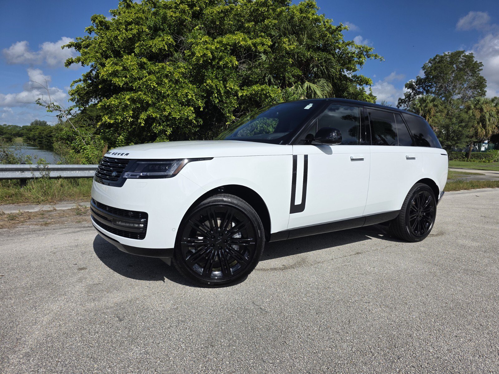 New 2026 Fuji White Land Rover P400 SE image 1