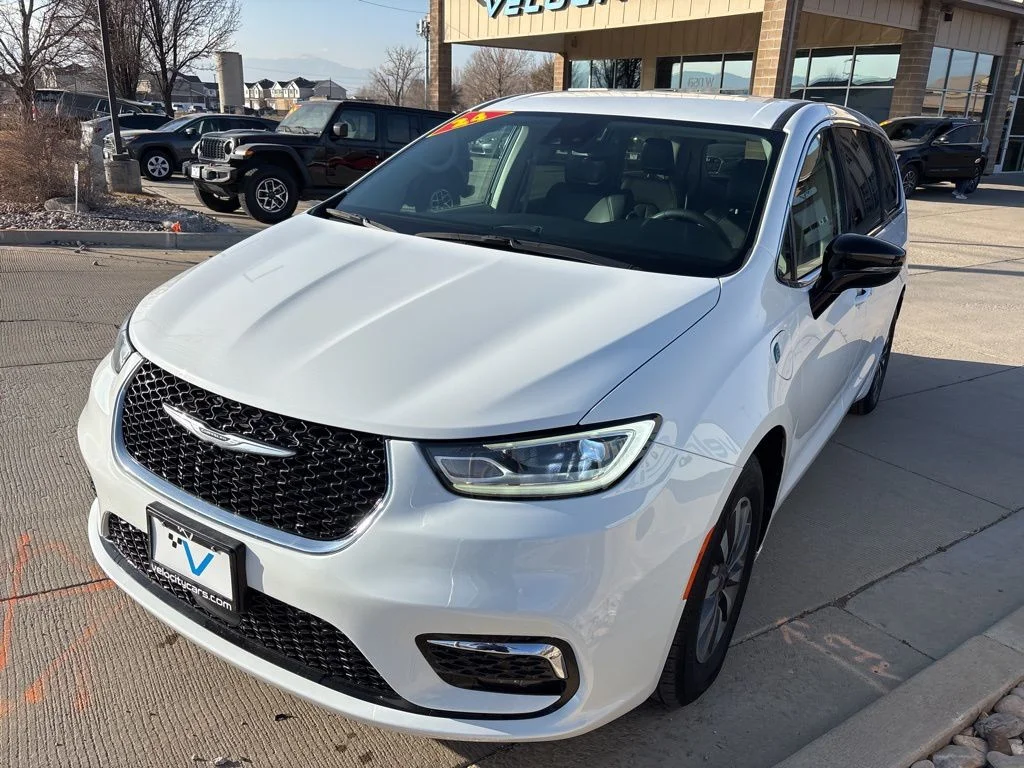 Used 2024 White Chrysler Select image 3