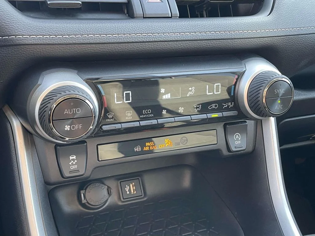 2025 Toyota RAV4 XLE - Photo 18