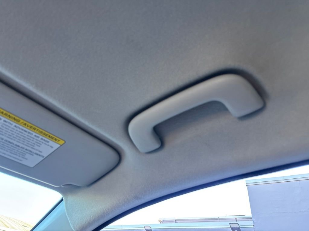 Used 2021 White Kia LXS image 33