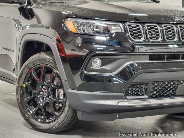New 2026 Diamond Black Crystal Pearl-Coat Exterior Paint Jeep Latitude image 3