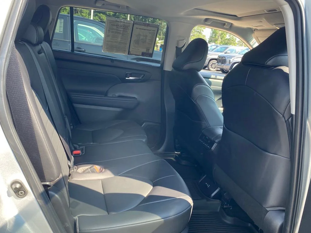 Used 2022 Silver Toyota XLE image 17