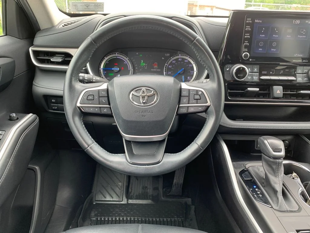 Used 2022 Silver Toyota XLE image 17