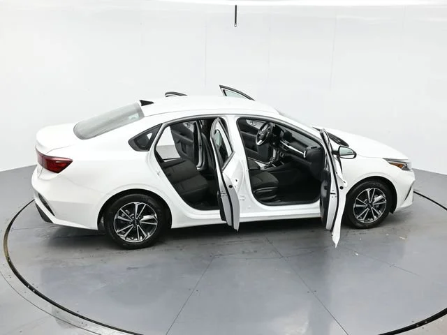 Used 2022 Snow White Pearl Kia LXS image 40