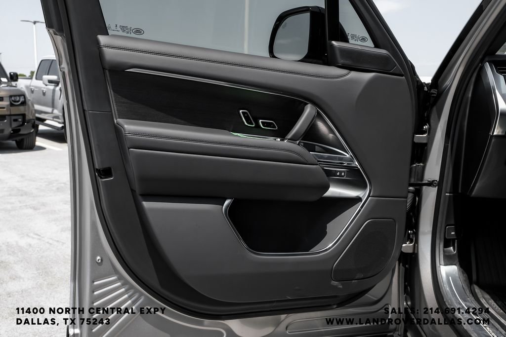 New 2026 1le Land Rover SE image 28