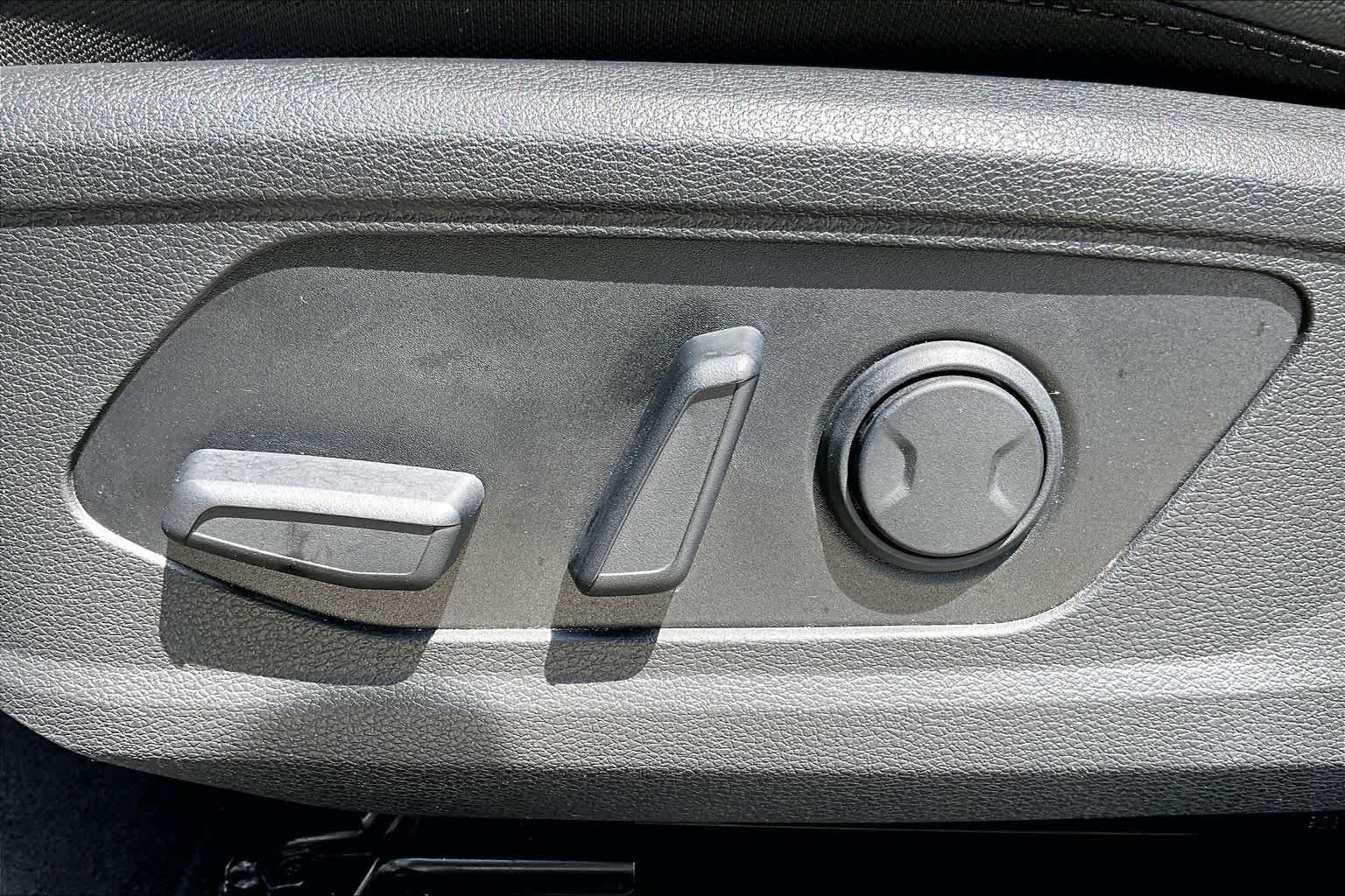 Used 2023 Glacial White Pearl Kia X-Line image 33