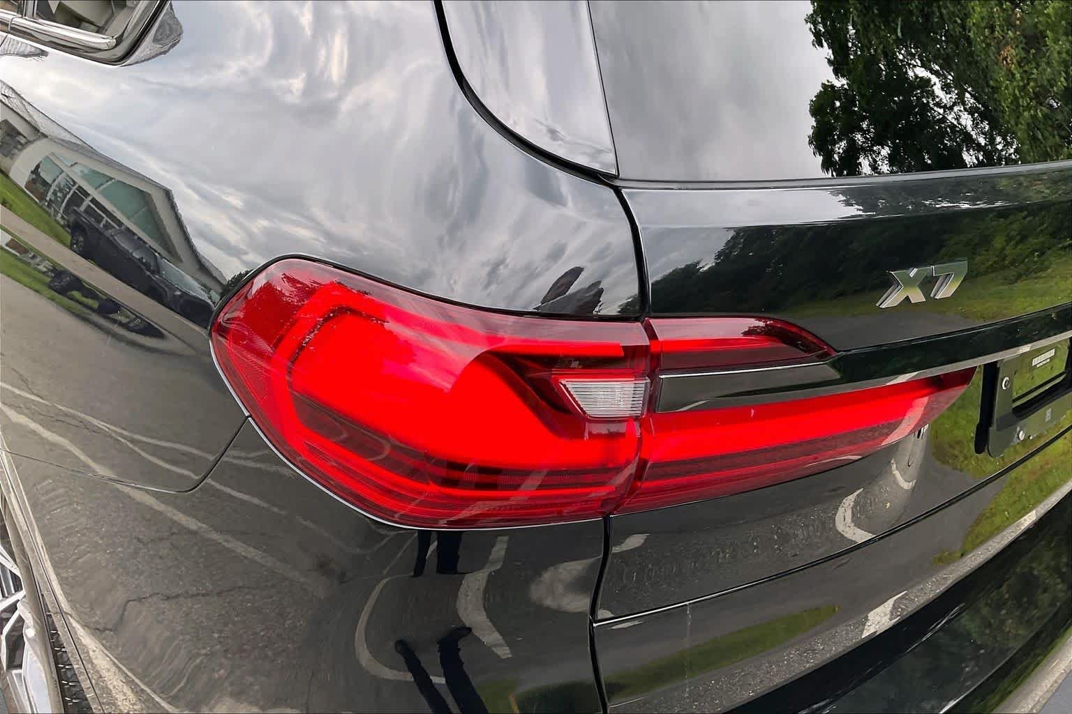 Used 2022 Black Sapphire Metallic BMW M50i image 27