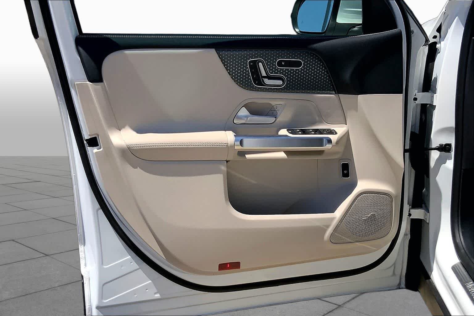 Certified Used 2025 Polar White Mercedes-Benz GLB 250 image 24
