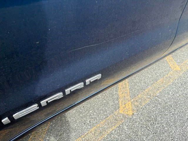 Used 2021 Pacific Blue Metallic GMC Base image 10