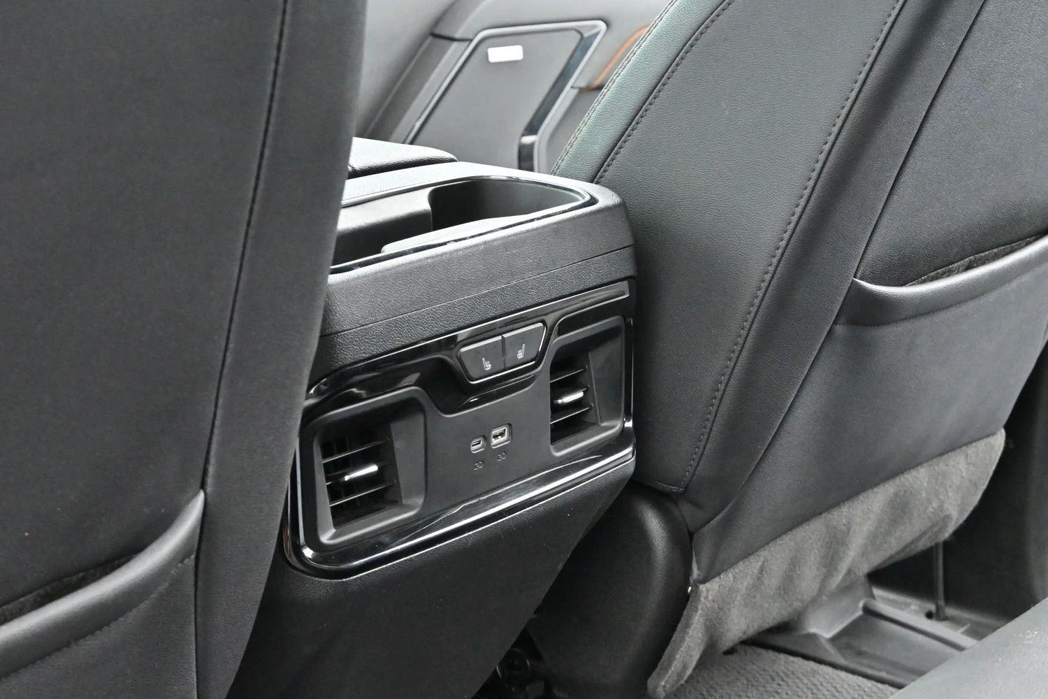Used 2024 Summit White GMC AT4 image 31