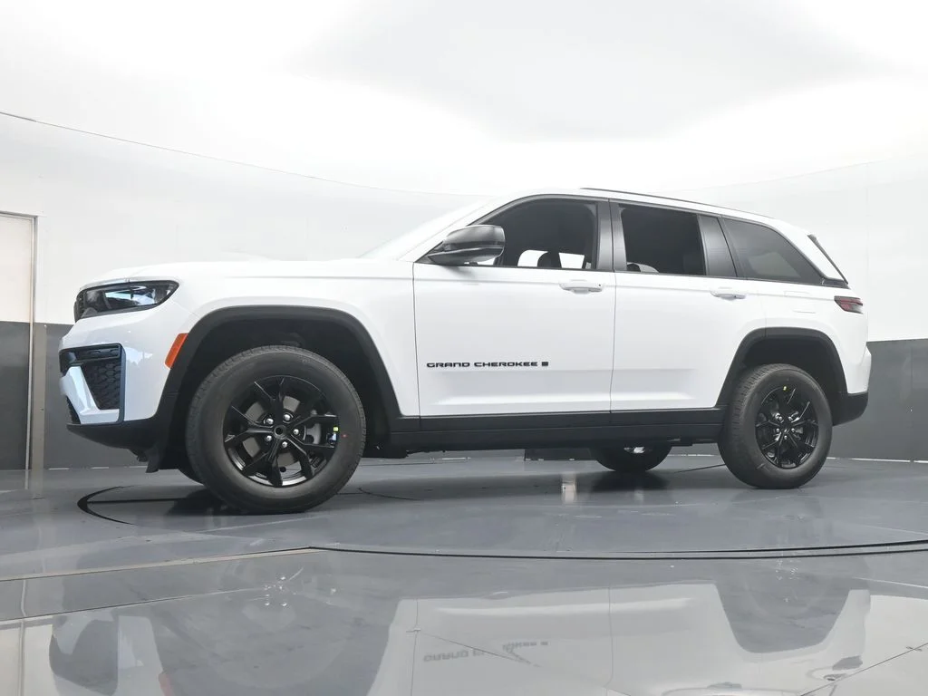 New 2026 Bright White Clear-Coat Exterior Paint Jeep Laredo image 55