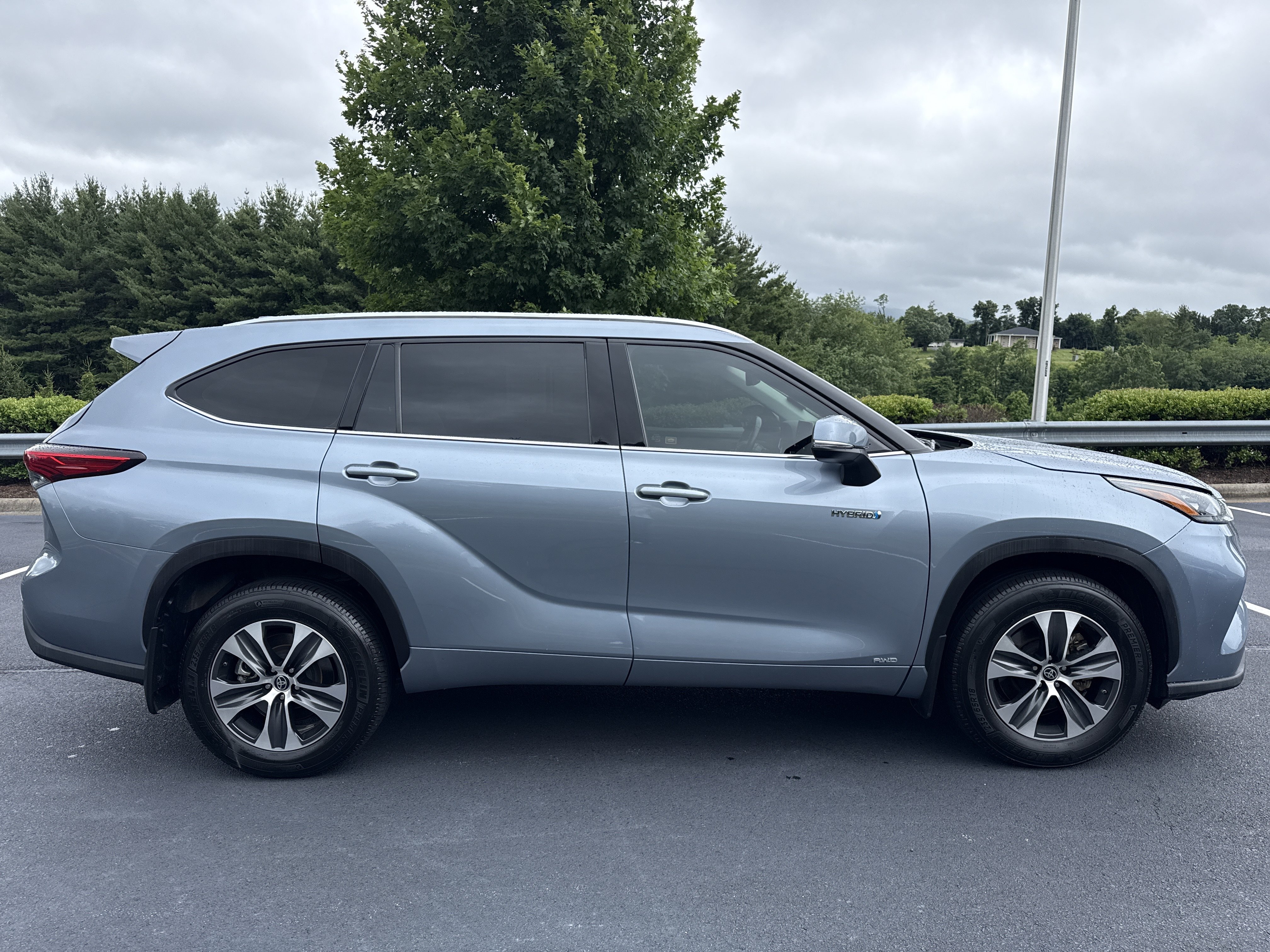 Used 2020 Moon Dust Toyota Hybrid XLE image 7
